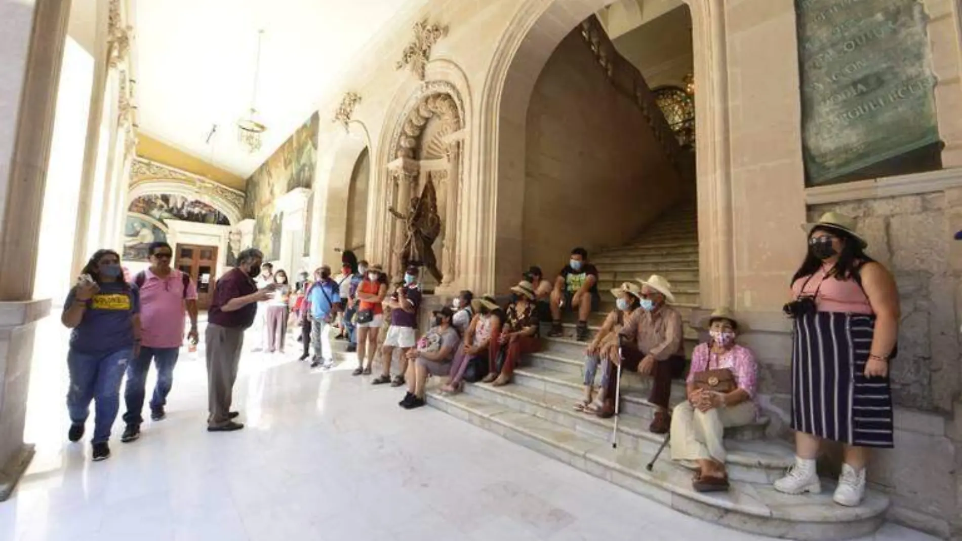 turistas en palacio